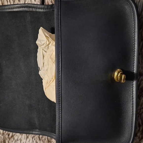 VINTAGE Coach Black Leather Crossbody Bag with Gold Clasp - Picture 3 of 6